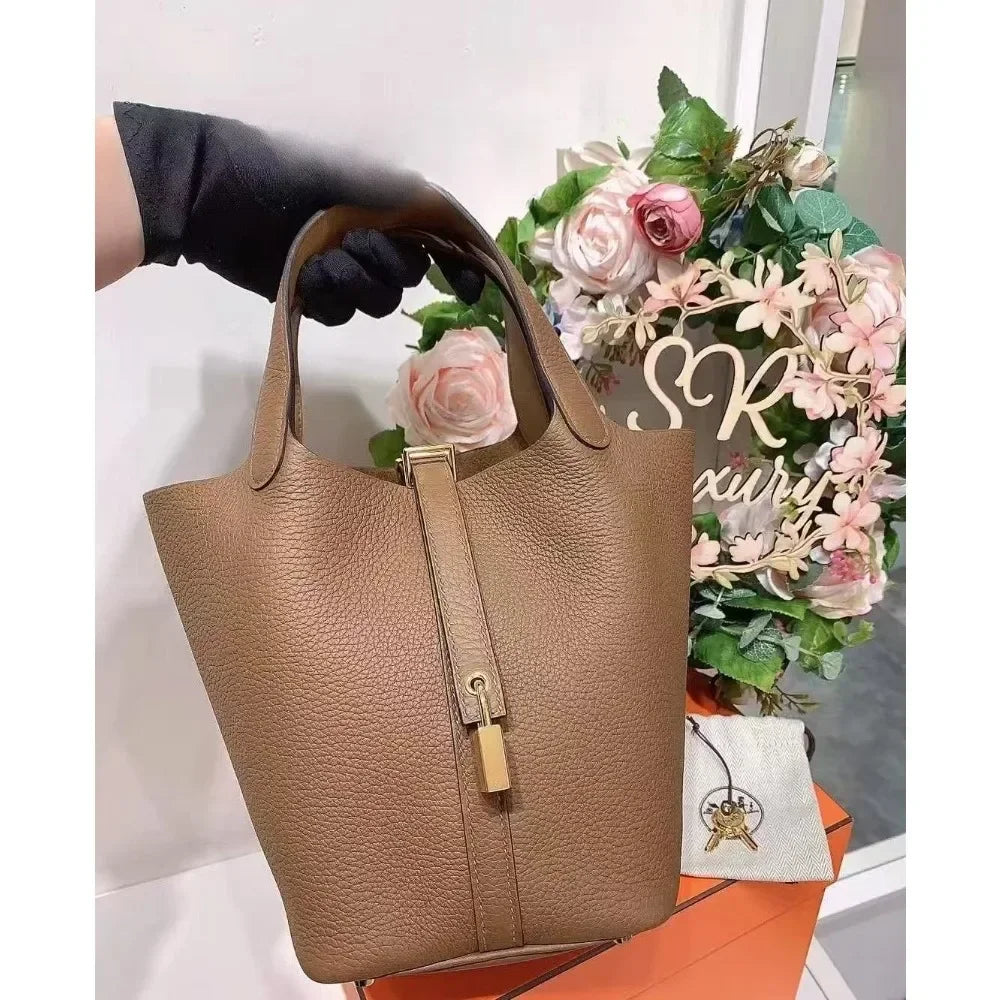 Bolsa Feminina em Couro Estampa Lichia – Praticidade e Estilo