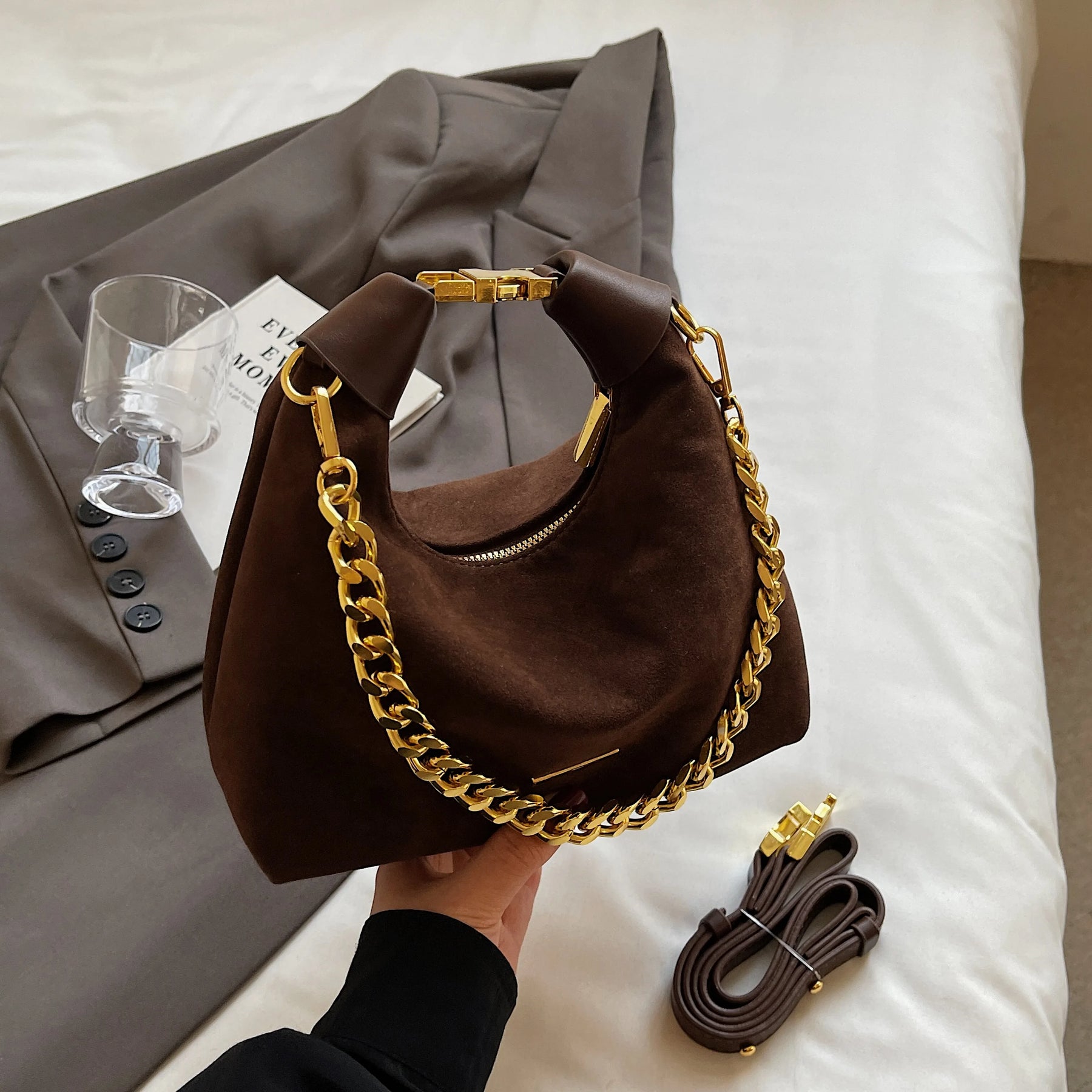 Bolsa Couro Charme Lua – Elegância, Praticidade e Estilo Retrô