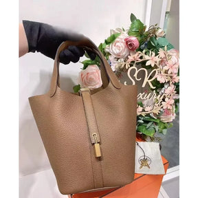 Bolsa Feminina em Couro Estampa Lichia – Praticidade e Estilo