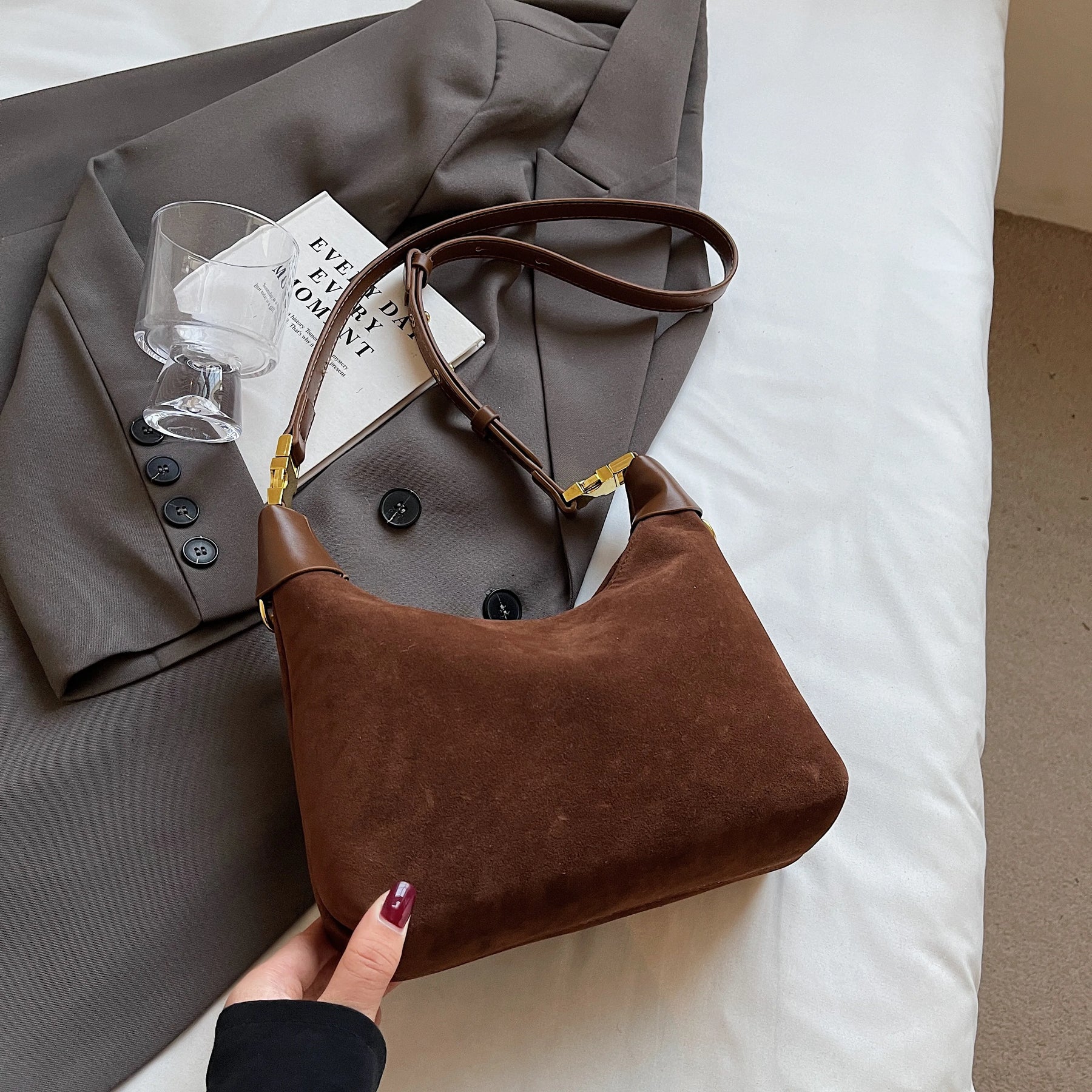 Bolsa Couro Charme Lua – Elegância, Praticidade e Estilo Retrô