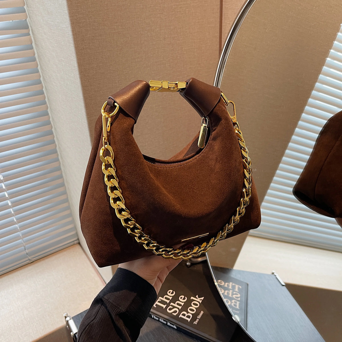 Bolsa Couro Charme Lua – Elegância, Praticidade e Estilo Retrô