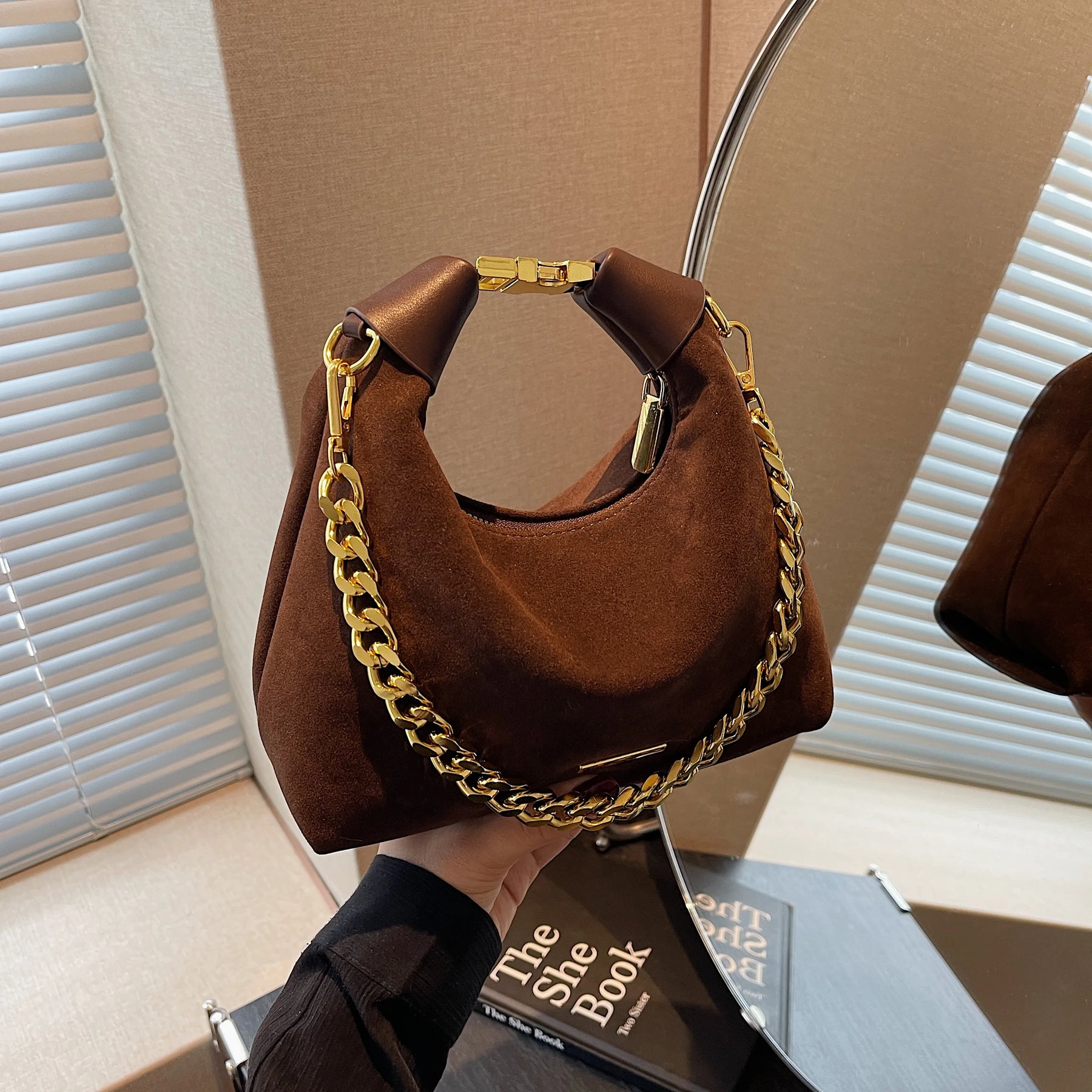 Bolsa Couro Charme Lua – Elegância, Praticidade e Estilo Retrô